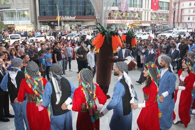 Hakkari’de halaylı gala 19