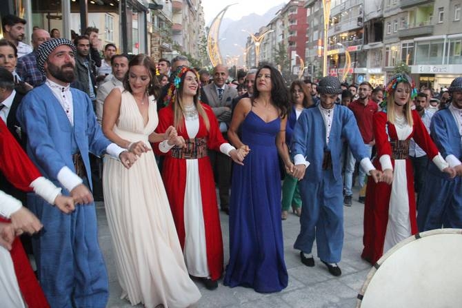 Hakkari’de halaylı gala 22