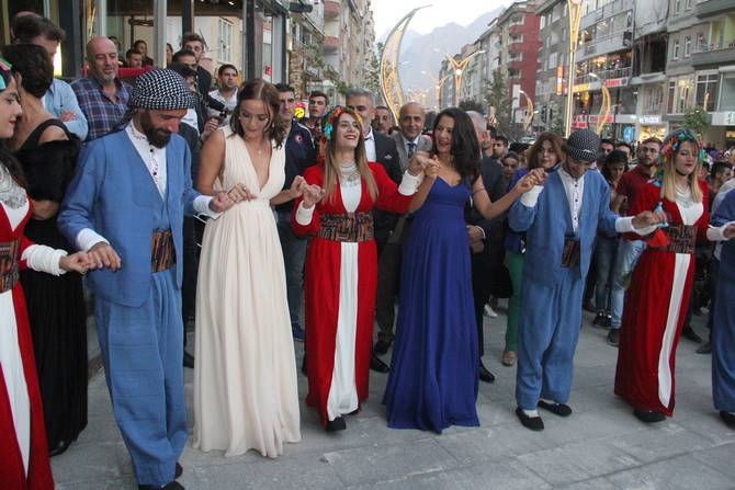 Hakkari’de halaylı gala 23
