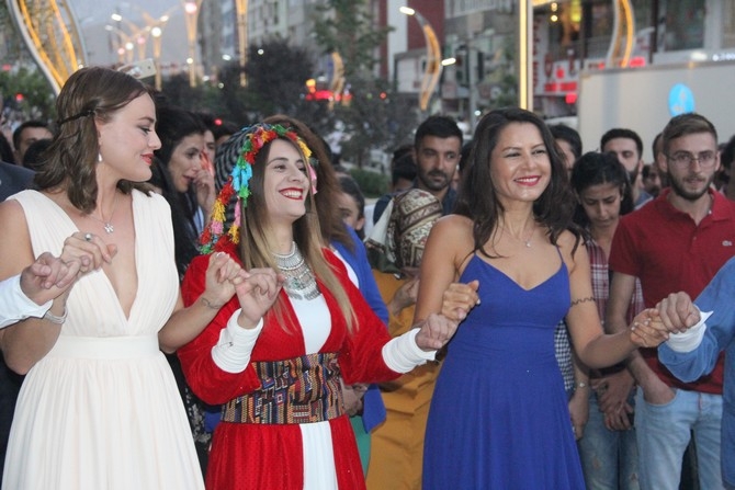 Hakkari’de halaylı gala 24