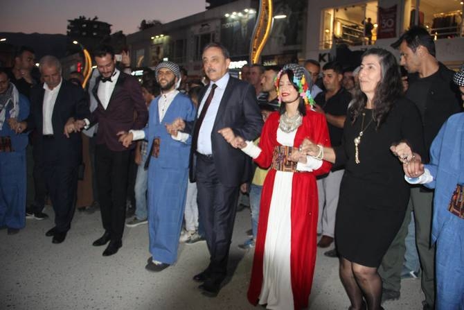 Hakkari’de halaylı gala 32