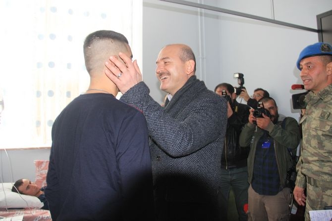 Bakan Soylu, Hakkari’de yaralı askerleri ziyaret etti 1