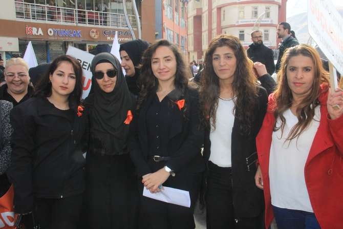 Ak kadınlar yürüyüş düzenledi 1