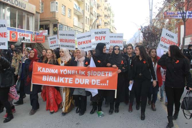 Ak kadınlar yürüyüş düzenledi 12