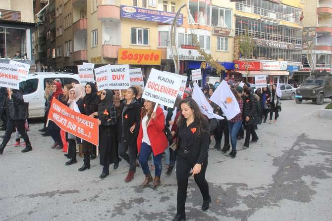 Ak kadınlar yürüyüş düzenledi 13
