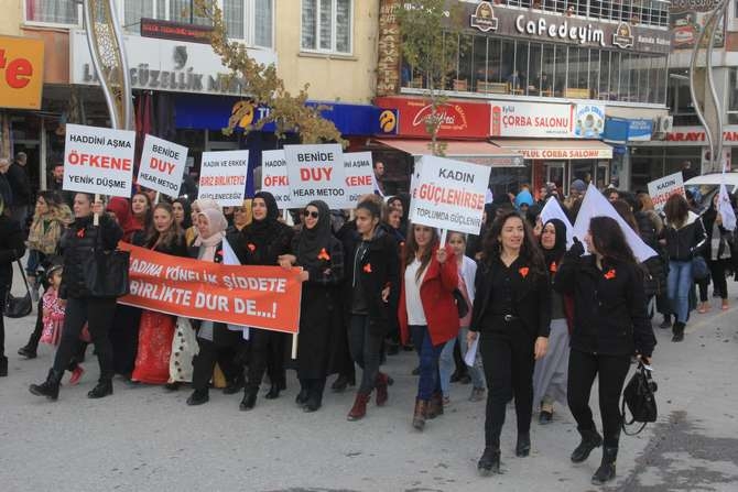 Ak kadınlar yürüyüş düzenledi 14