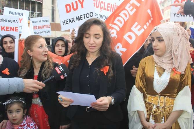 Ak kadınlar yürüyüş düzenledi 16