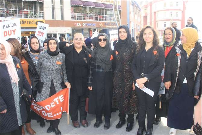 Ak kadınlar yürüyüş düzenledi 18