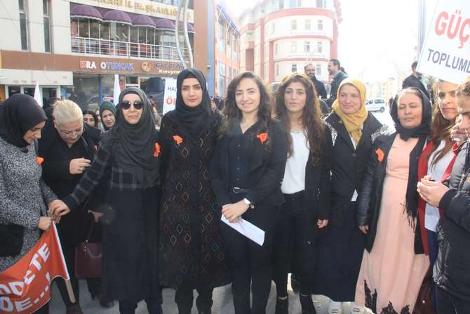 Ak kadınlar yürüyüş düzenledi 2