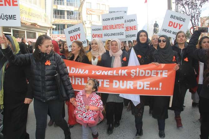 Ak kadınlar yürüyüş düzenledi 8