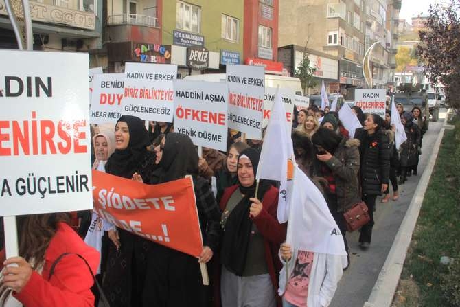 Ak kadınlar yürüyüş düzenledi 9