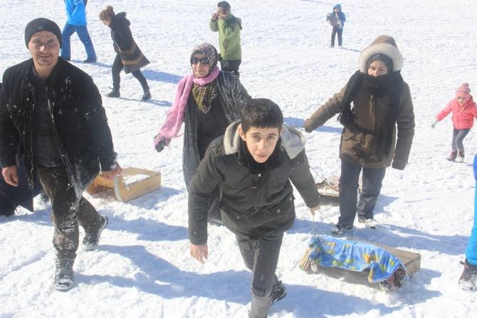 Ev kadınlarının kızak keyfi 15