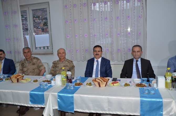 Vali Akbıyık sağlık çalışanları ile iftar açtı 1
