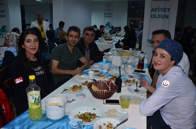 Vali Akbıyık sağlık çalışanları ile iftar açtı 12