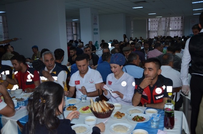 Vali Akbıyık sağlık çalışanları ile iftar açtı 14