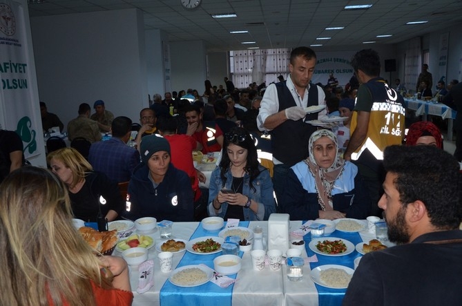 Vali Akbıyık sağlık çalışanları ile iftar açtı 15