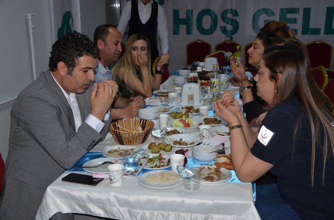 Vali Akbıyık sağlık çalışanları ile iftar açtı 4