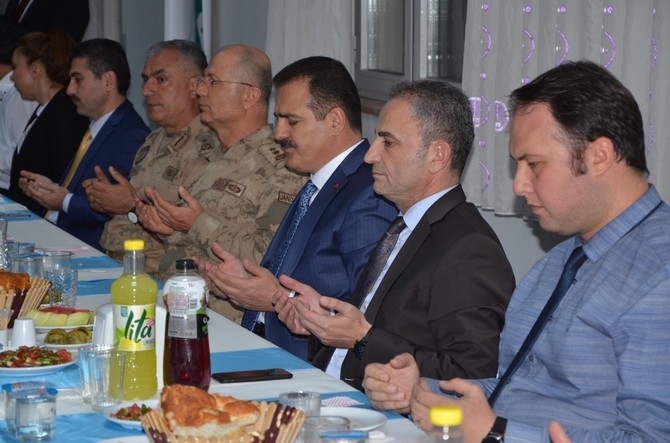 Vali Akbıyık sağlık çalışanları ile iftar açtı 6
