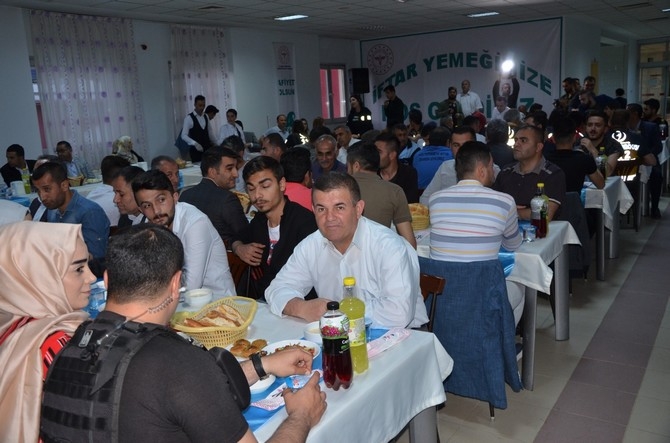 Vali Akbıyık sağlık çalışanları ile iftar açtı 7