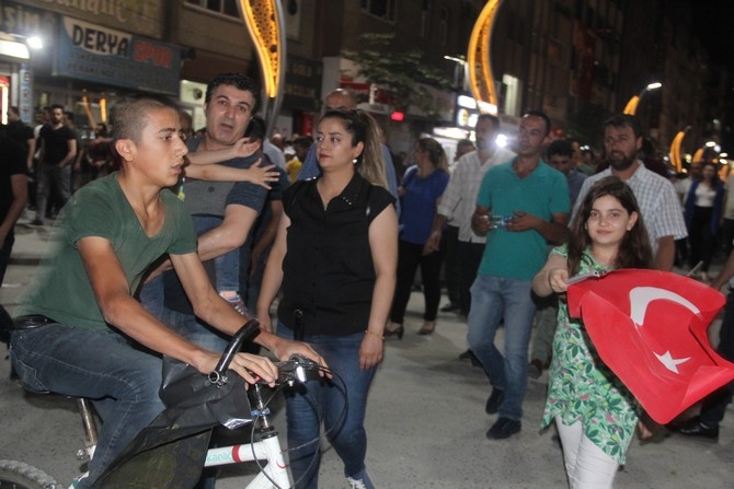 Hakkari'de Milli Birlik ve Demokrasi yürüyüşü 20