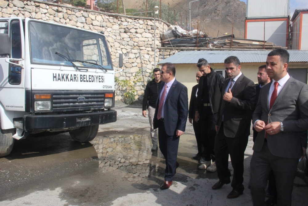Vali Akbıyık, belediye birimlerini ziyaret etti 22