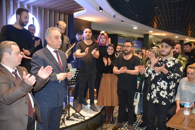 Vali Toprak, türkülerle Hakkari’den ayrıldı 12