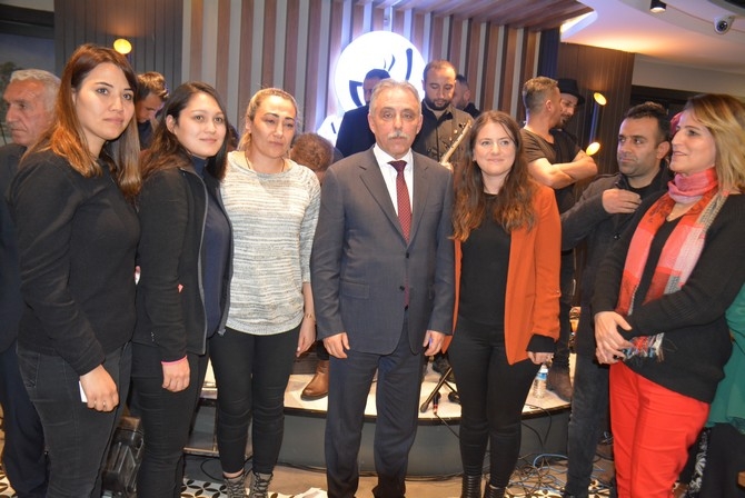 Vali Toprak, türkülerle Hakkari’den ayrıldı 16