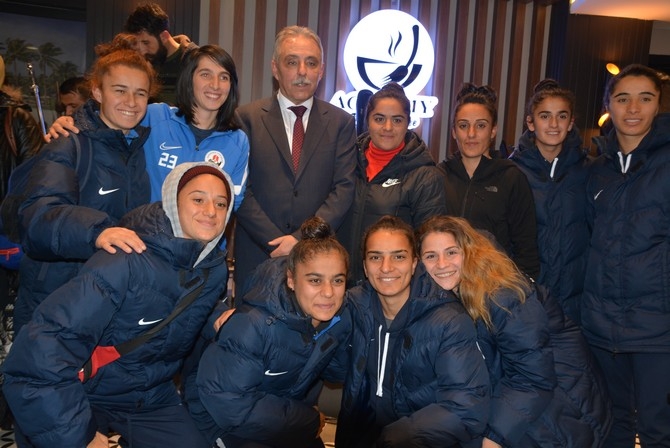 Vali Toprak, türkülerle Hakkari’den ayrıldı 26