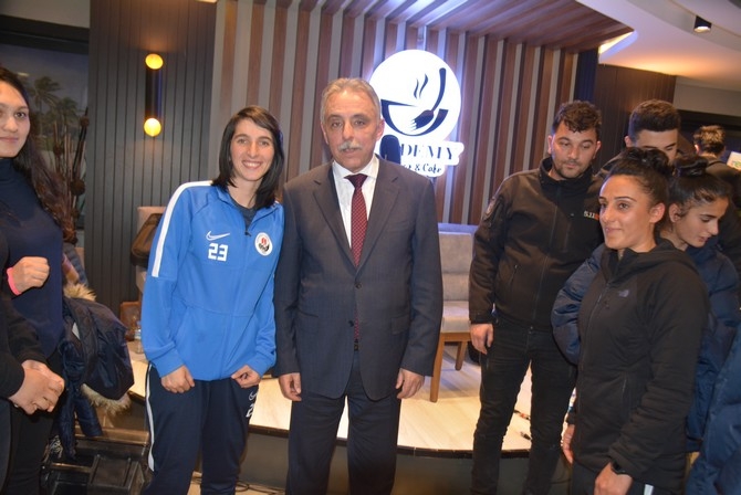Vali Toprak, türkülerle Hakkari’den ayrıldı 27