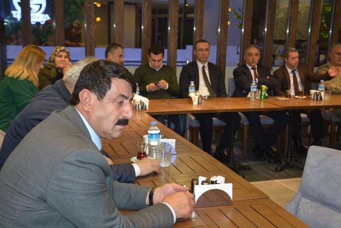Vali Toprak, türkülerle Hakkari’den ayrıldı 7