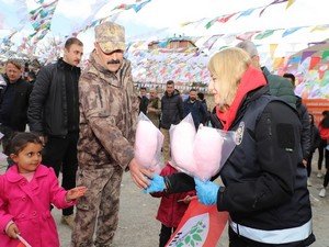 Hakkari polisi Nevruz'a renk kattı