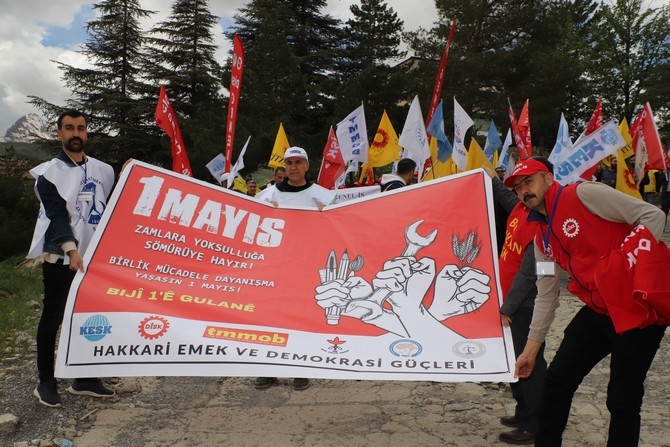 Hakkari'de halaylı 1 mayıs kutlaması 1