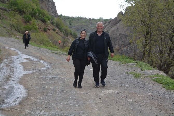 Turistler Ters lale bahçesine hayran kaldı 38