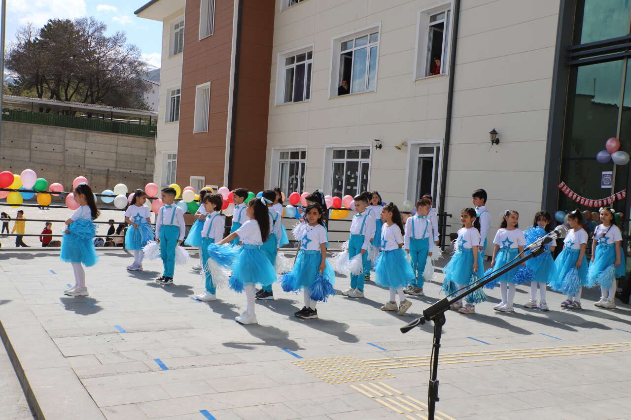 Vali İdris Akbıyık İlkokulu 23 Nisan etkinliği (Foto/Galeri) 17