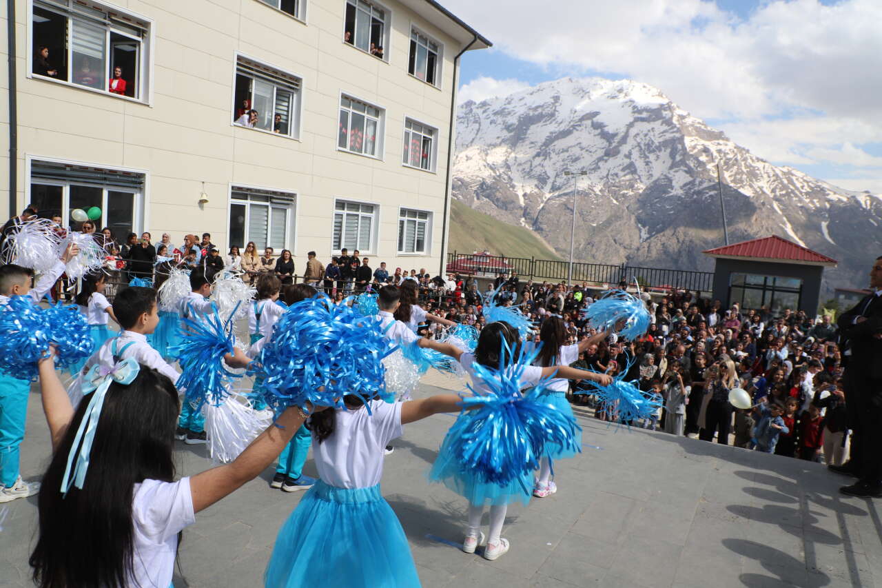 Vali İdris Akbıyık İlkokulu 23 Nisan etkinliği (Foto/Galeri) 14