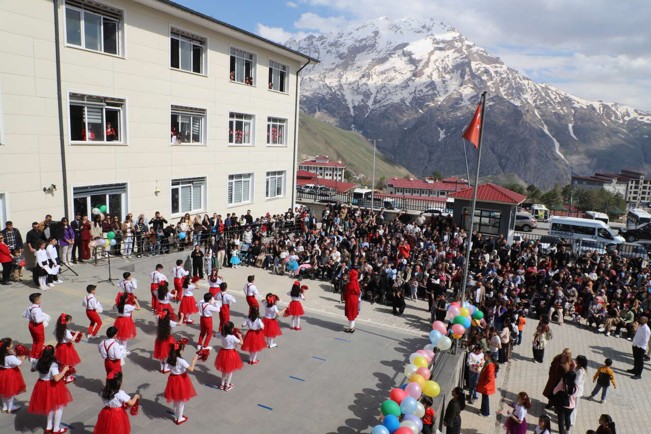 Vali İdris Akbıyık İlkokulu 23 Nisan etkinliği (Foto/Galeri) 8