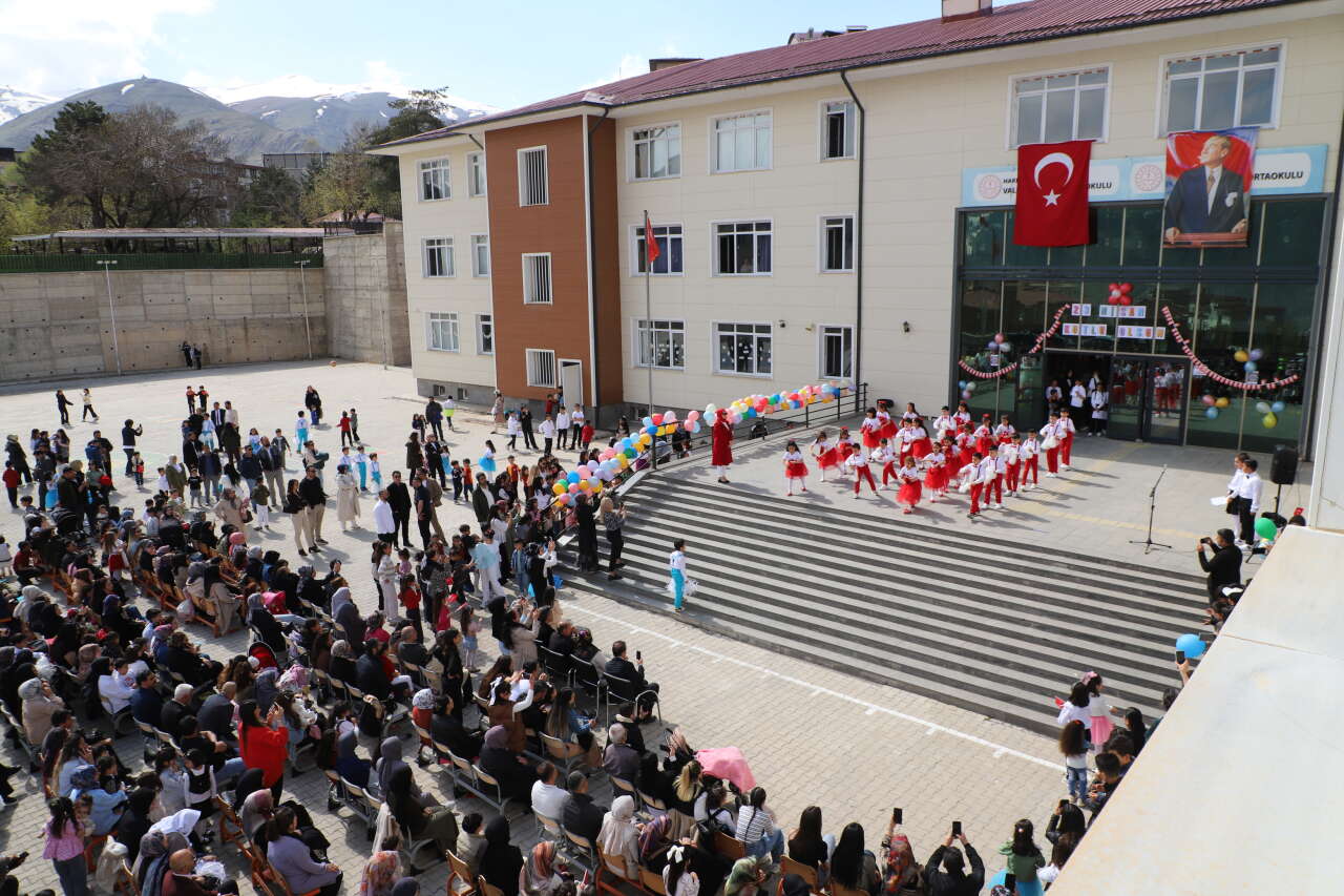 Vali İdris Akbıyık İlkokulu 23 Nisan etkinliği (Foto/Galeri) 9