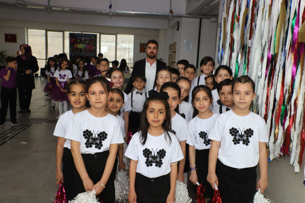 Vali İdris Akbıyık İlkokulu 23 Nisan etkinliği (Foto/Galeri) 11