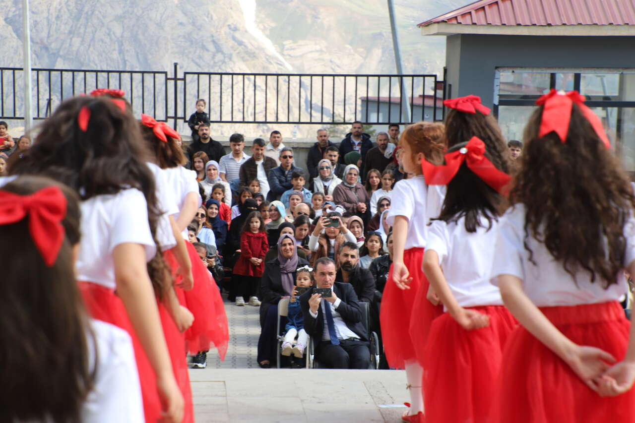 Vali İdris Akbıyık İlkokulu 23 Nisan etkinliği (Foto/Galeri) 7