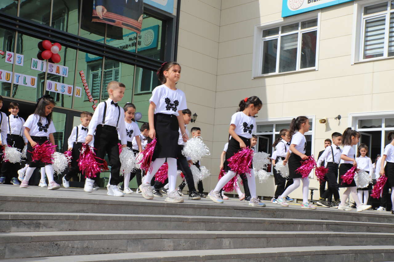 Vali İdris Akbıyık İlkokulu 23 Nisan etkinliği (Foto/Galeri) 6