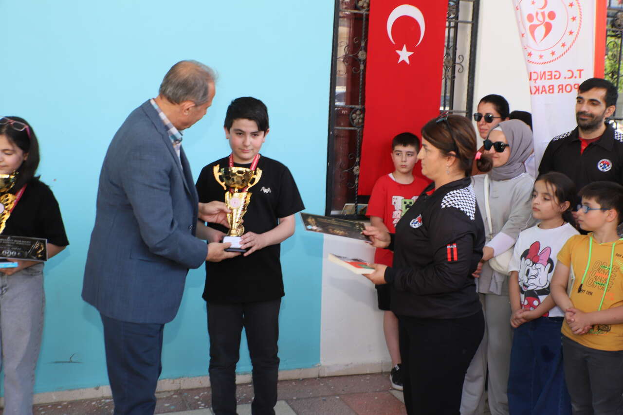 120 Sporcunun Katıldığı Satranç Turnuvası sona erdi 16
