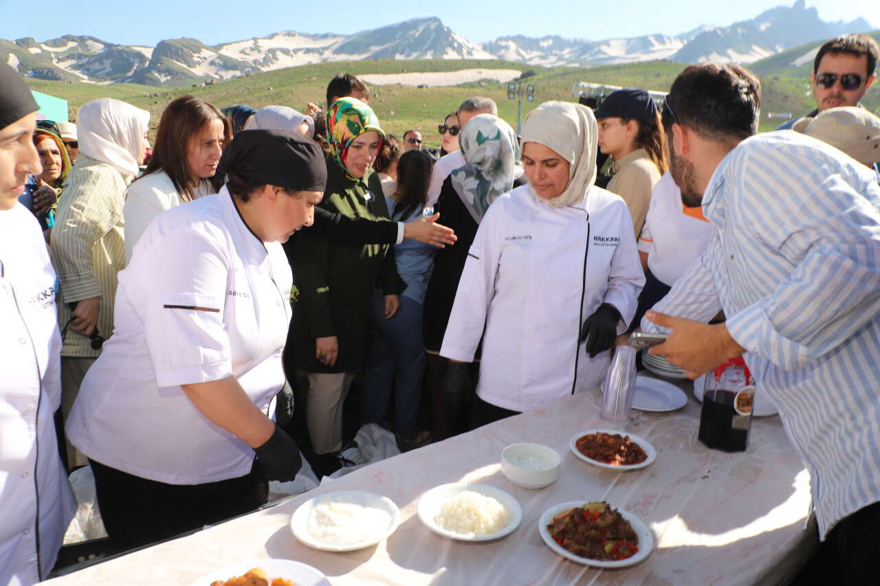 Berçelan Yaylası'nda 2 Bin 500 Kadınla 'Terörsüz Türkiye' Mesajı 27