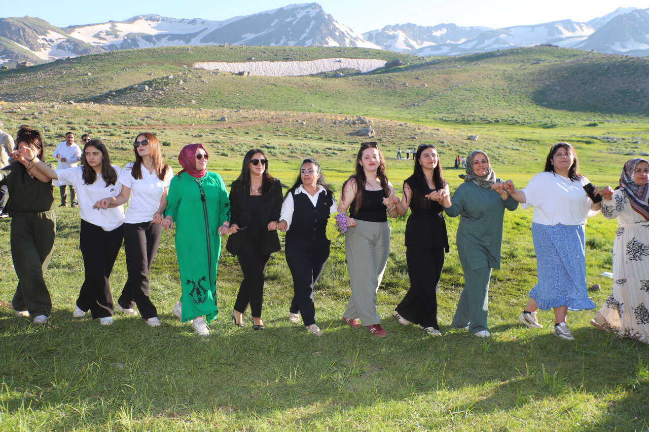 Berçelan Yaylası'nda 2 Bin 500 Kadınla 'Terörsüz Türkiye' Mesajı 4