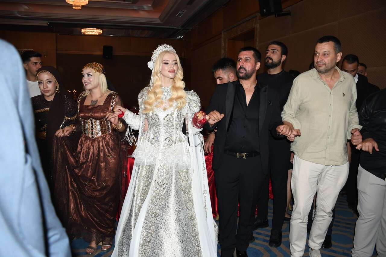Van’da Dillere Destan Düğün: Damada 44 Milyon TL, Geline Kilolarca Altın Takıldı 4