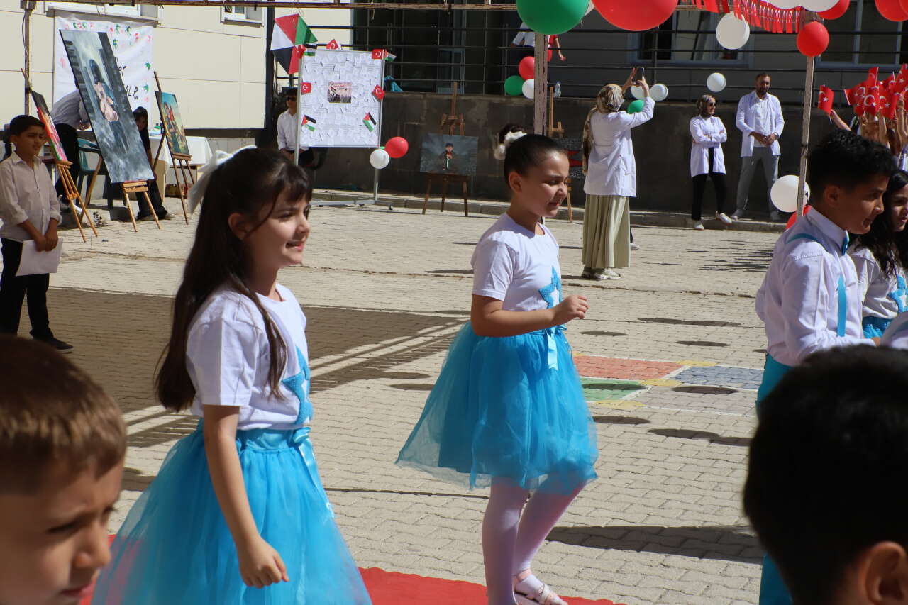 Hakkari’de İlköğretim Haftası coşkusu 16