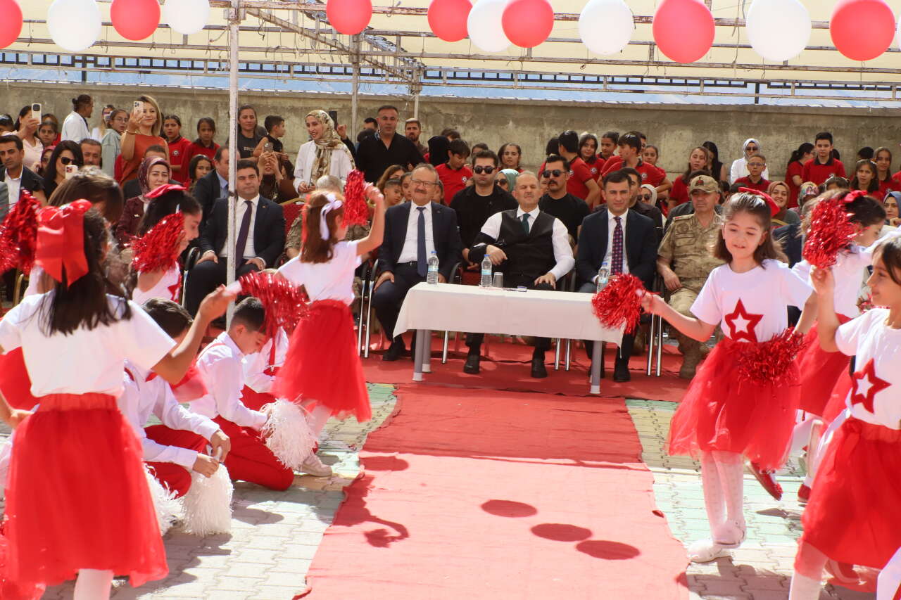 Hakkari’de İlköğretim Haftası coşkusu 8