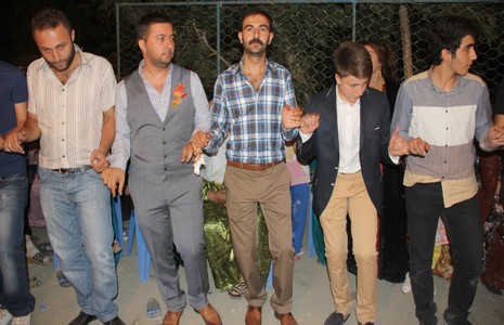 Tuncer ve Karanfil çiftinin kına gecesi 26