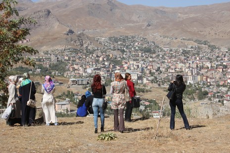 Yeni öğretmenlerden halay şov 4