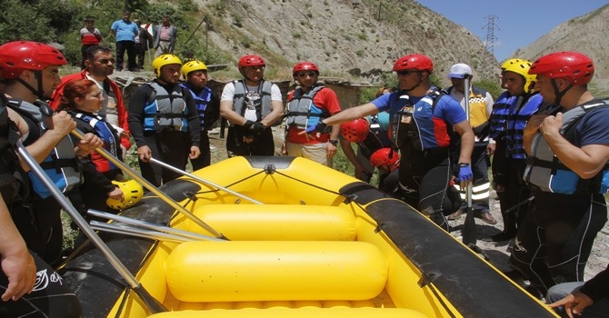 Hakkari'de rafting heyecanı 6