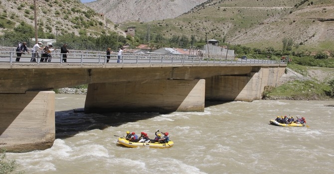 Hakkari'de rafting heyecanı 9